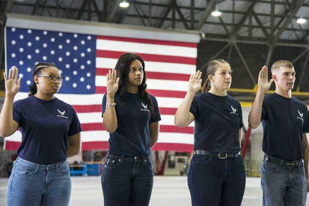 Members of the Air Force Delayed Entry Program take the Oath of Enlistment during the Junior ROTC day at Scott AFB, Ill., Nov. 2, 2018. (U.S. Air Force/Airman 1st Class Nathaniel Hudson)
